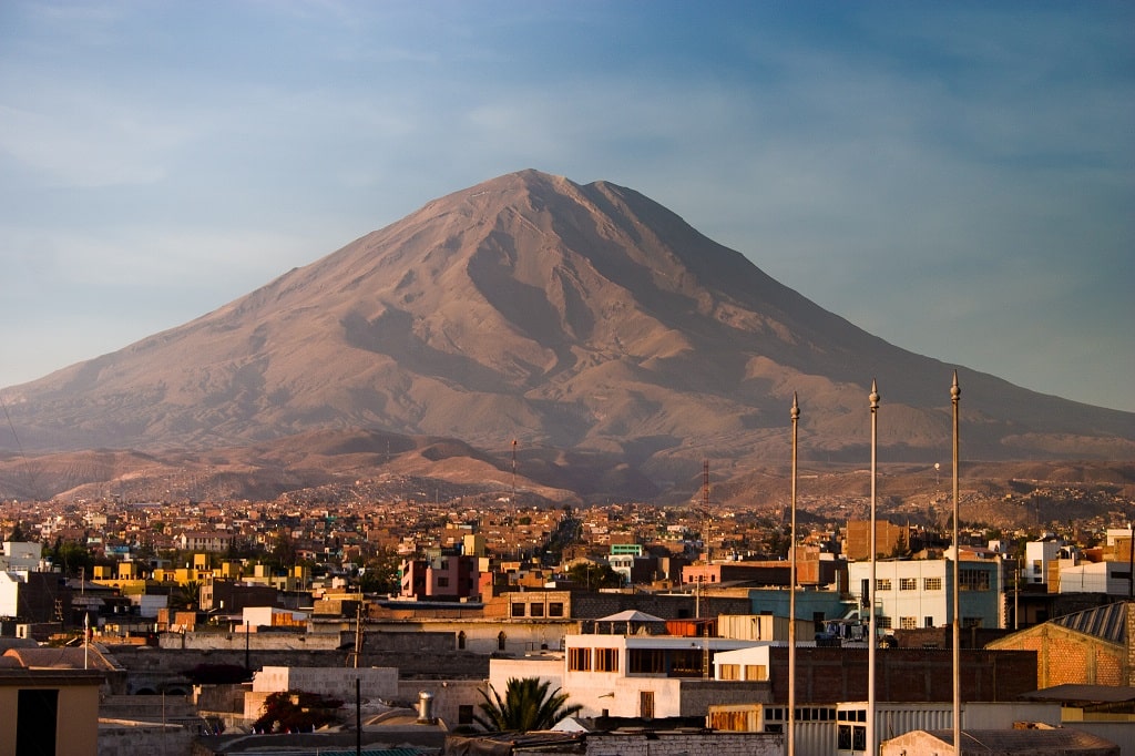 A view of a vocano behind a city in Arequipa, Peru