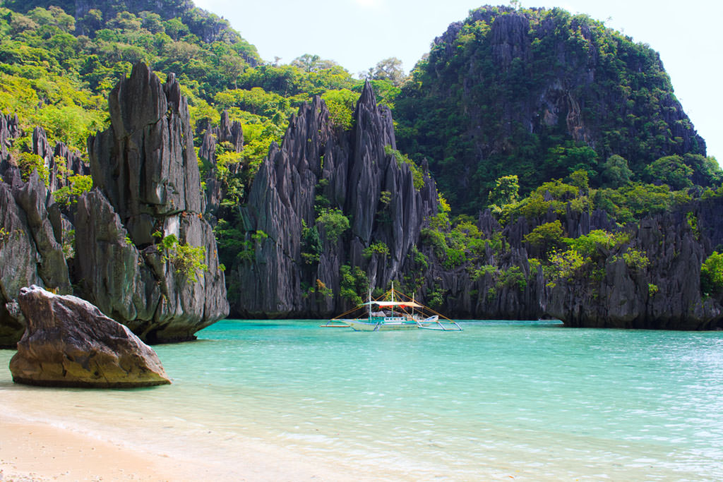 A beach in El Nido with blue, clear water