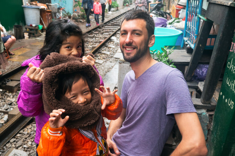 Marek posing with vietnamese kids in hanoi