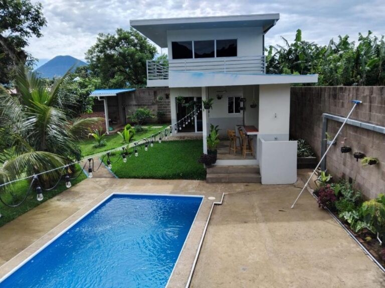 Backyard of Villa Oasis Verde in Salcoatitan featuring a pool, patio bar, and a garden